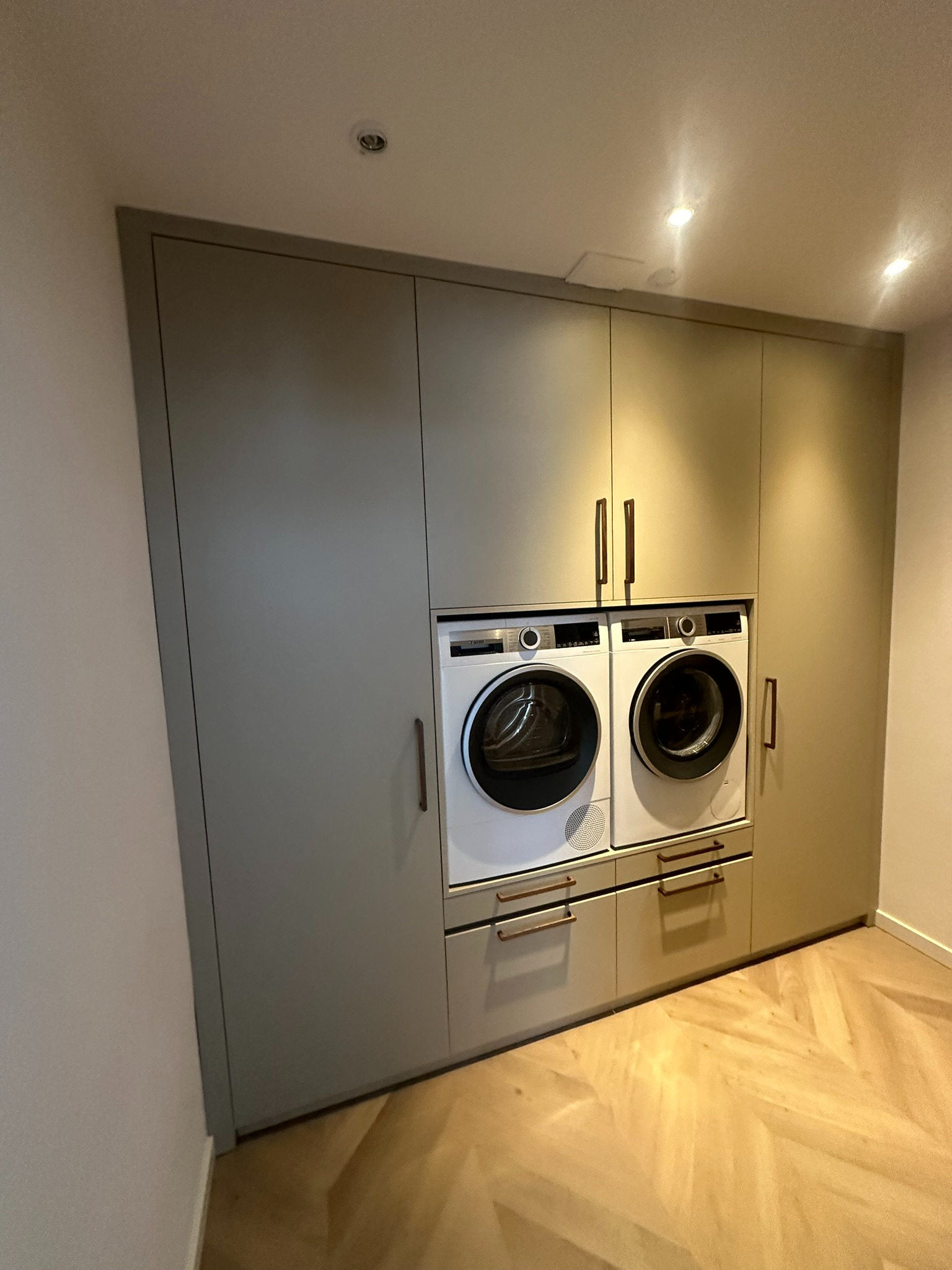Detay Maatwerk wasmachinekast op maat, detail afwerking