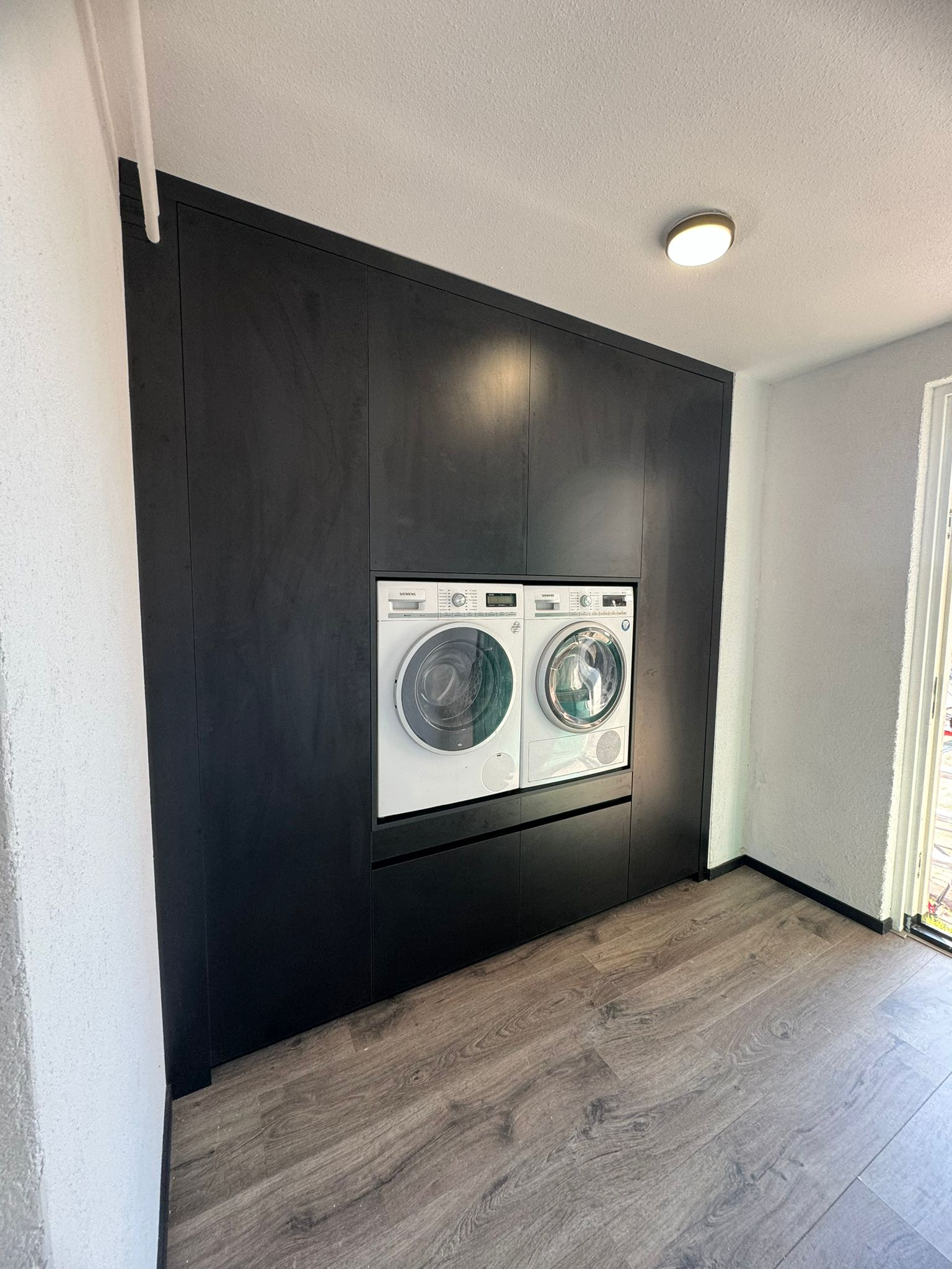 Wasmachinekast met planken en lades